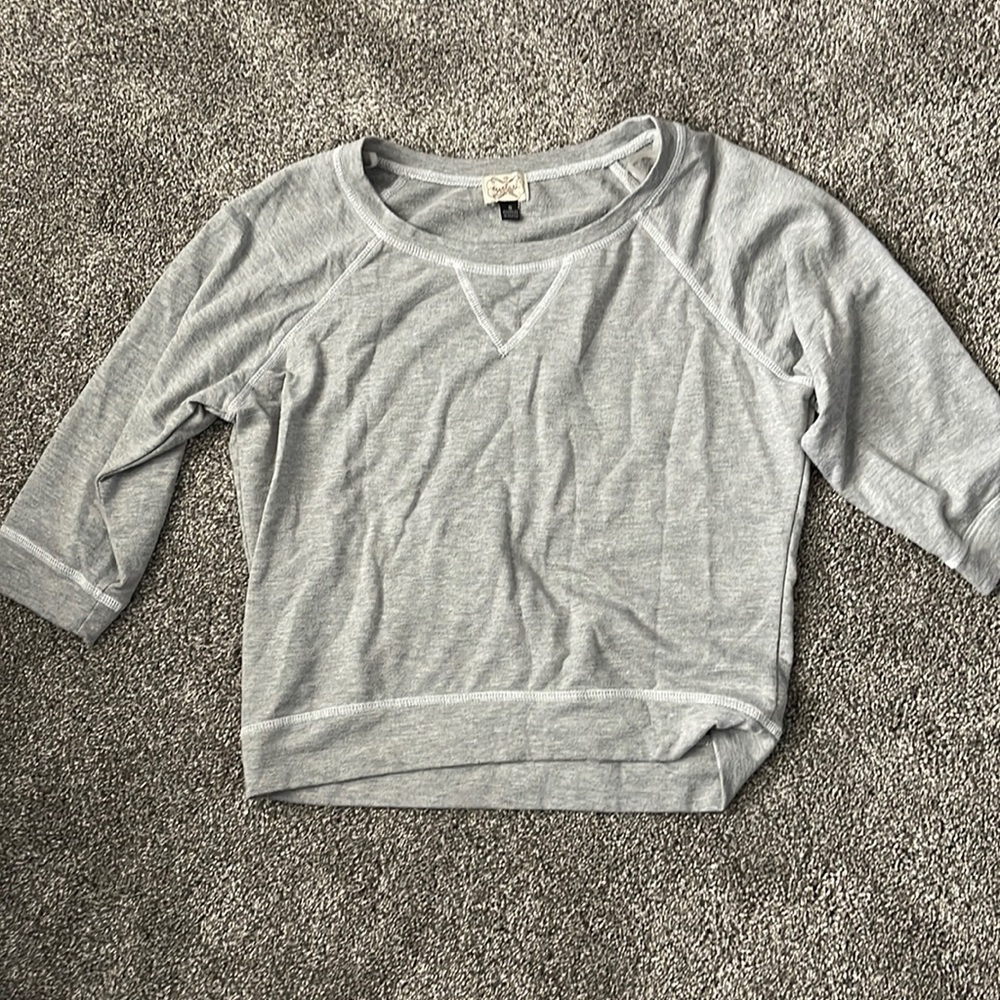 Quarter sleeve gray sweater
